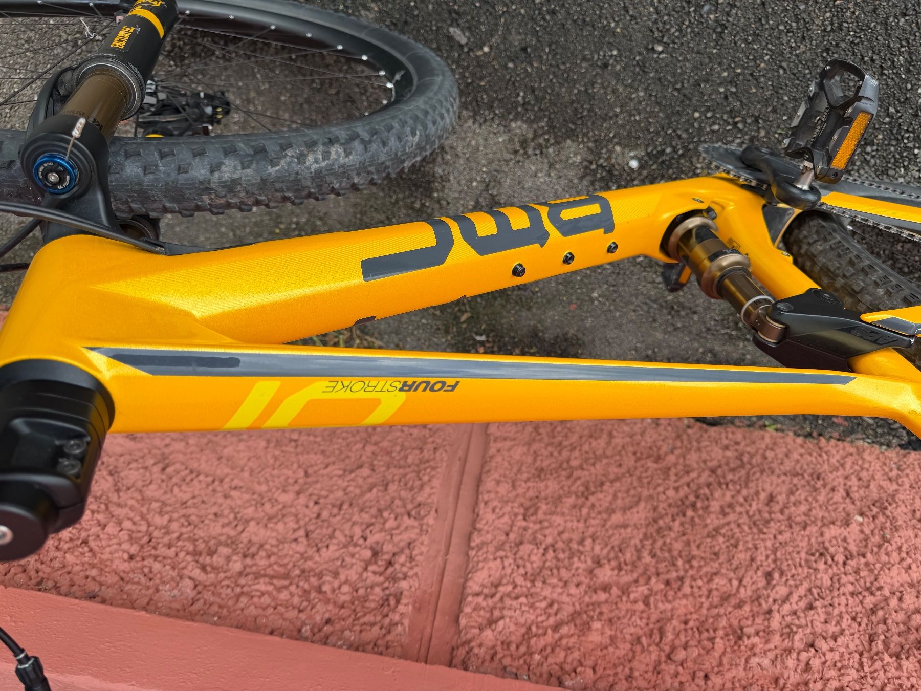 BMC Biciclette: BMC Fourstroke 01 One Gold Flake 2020 – Usato da Root venduto da Lightrooms 6