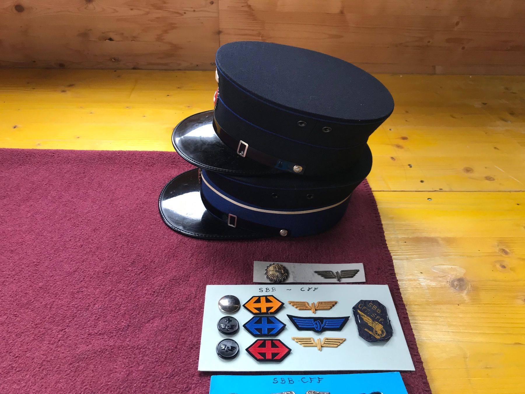 SBB/CFF/FFS Uniformi: Lot mit SBB Mützen und Abzeichen – Usato da Erschwil venduto da Freitag1 7
