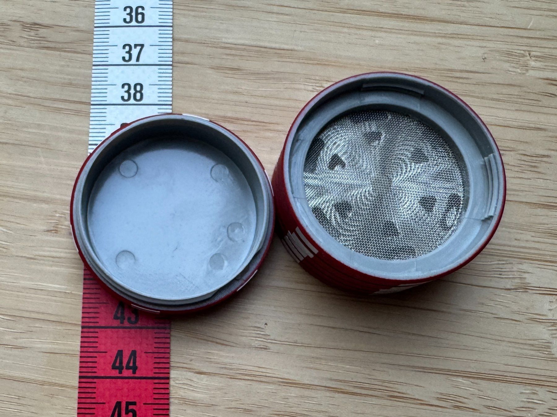 Tabacchi: roter Pokerchips Grinder, red, Mühle – Nuovo e nell'imballaggio originale da Winterthur venduto da YaV 3