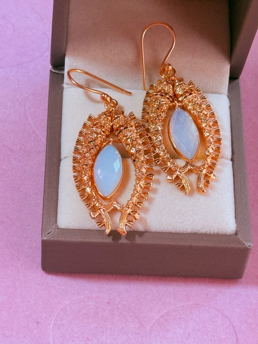Orecchini pendenti & Orecchini a lobo: Boucles élégance opale – Nuovo e nell'imballaggio originale da St-Maurice venduto da Sandrinette123 4