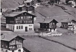 Ruschein (Grb.) Nahaufnahme mit Schulhaus und Umgebung.