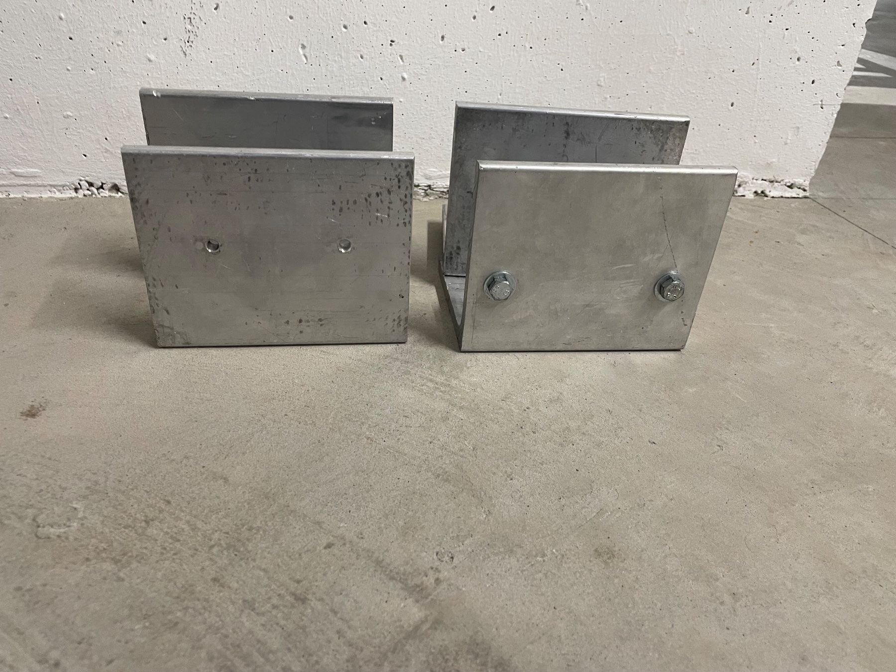Supporti a parete: 4 massiven Aluminium-Halterungen / Winkel – Usato da Hämikon venduto da Iitomo 3