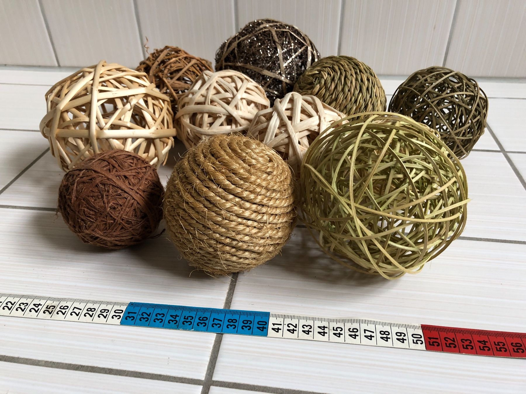 Tutte le decorazioni: 10 Decokugeln aus Natur Materalien – Usato da Arth venduto da Vrecam51