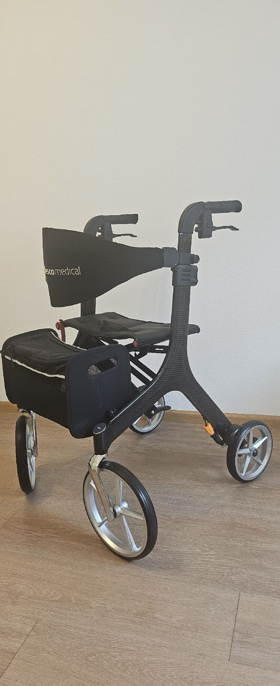 Ausili per la deambulazione: Rollator Bescomedical aus Carbon  – Usato da Basel venduto da Xanperican