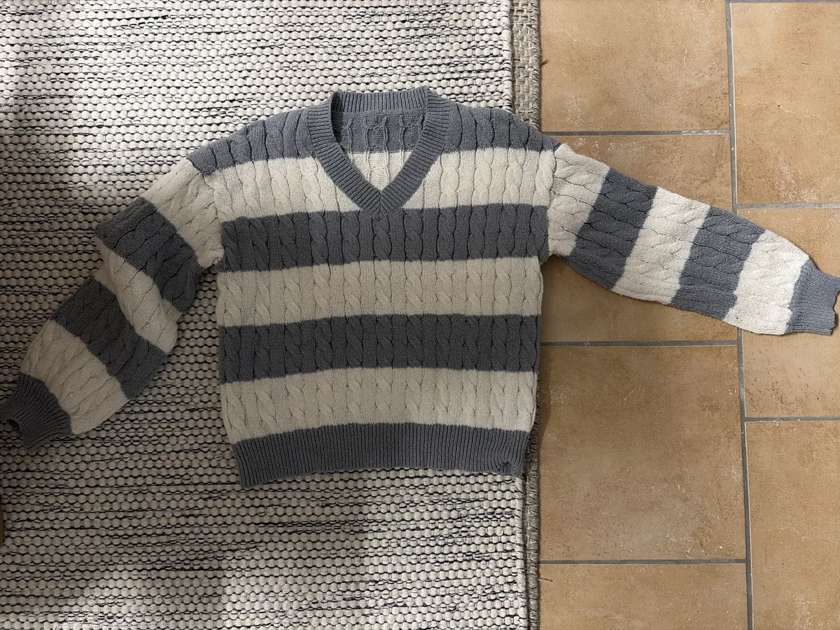 Shein Pullover & Sweatshirts: Damen Pullover gestreift mit Zopfmuster grau weiss – Neu (gemäss Beschreibung) aus Pfäffikon ZH von anlimalu