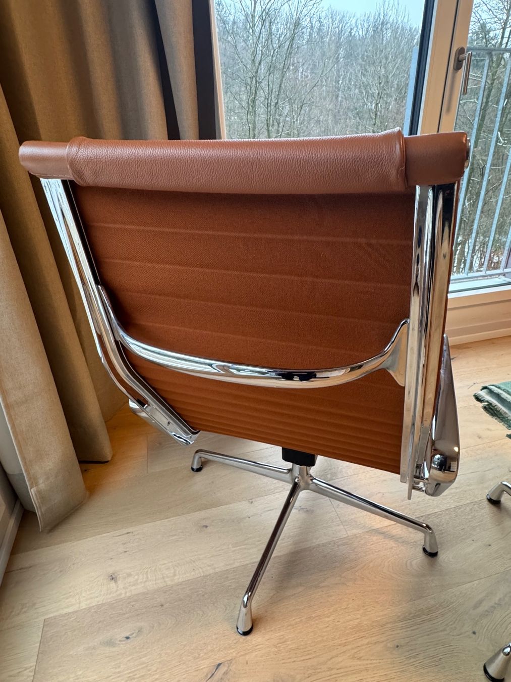 Vitra Poltrone: Vitra Eames Sessel Alu EA124 Cognac mit Ottoman EA125 – Usato da Riehen venduto da Frankauf 3