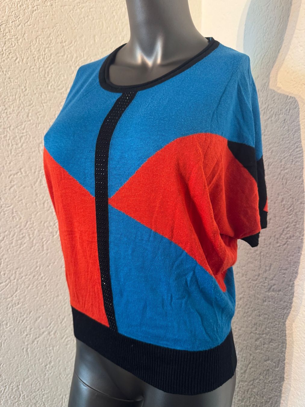 Maglioni & Felpe: Geometrischer Colorblock Pullover in Rot, Blau und Schwarz S – Usato da Frenkendorf venduto da Style365 2