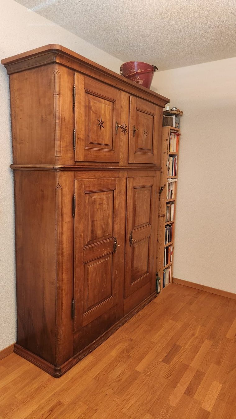Schränke: Schrank (Massivholz) – Gebraucht aus Basel von simonium