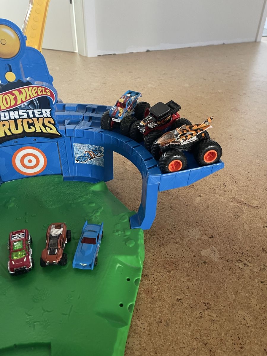 Hot Wheels Spielzeuge: Monster Trucks Vulkan Arena von hot wheels – Gebraucht aus Grüningen von Thommyr 3