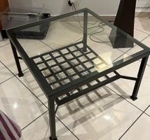 Tavolino da salotto in vetro e metallo nero