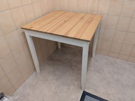Quadratischer Holztisch