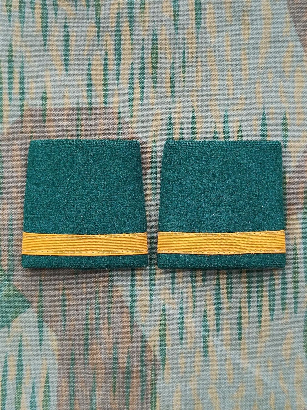 Plaketten & Abzeichen: Schulterpatten Major Set Ord. 1949 – Gebraucht aus Bauma von SwissMilitaria