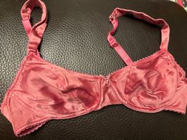 Soutien-gorge rose satiné, élégant et confortable
