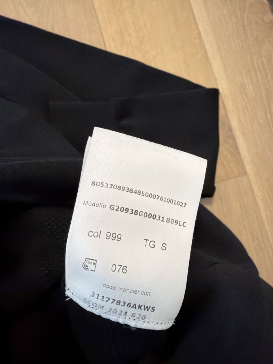 Moncler Maglioni & Felpe: Moncler Damenpullover mit Steinen, Schwarz, Gr. S,  – Usato da St. Gallen venduto da TairiZ 3