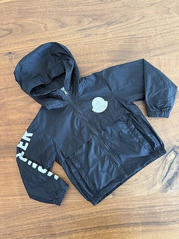 Giacche: Moncler Regenjacke, gr.5Y – Usato da Hofstetten SO venduto da Katharina_Nina_Nina