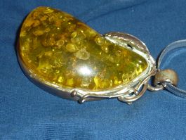 collier avec son pendentif d'ambre en argent pour femme