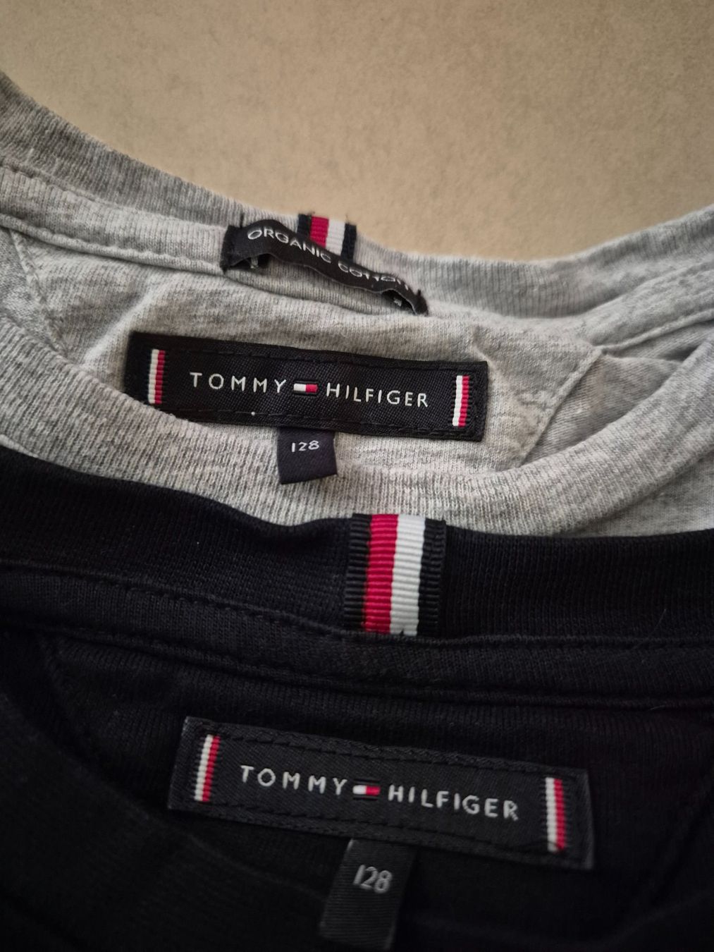 Tommy Hilfiger Camicie, T-shirt & Polo: 2 t-shirts manches longues garçon – Usato da Sierre venduto da syl_6x2h 2