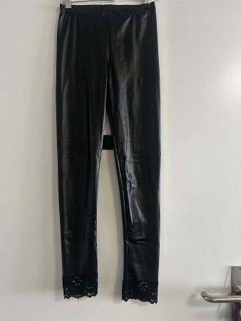 Schwarze Glanz Leggings mit Spitze, Grösse S NEU