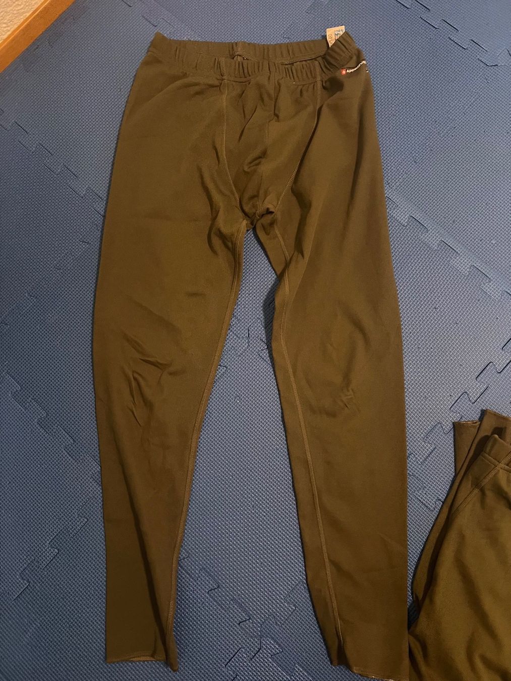 Schweizer Armee Uniformen: 3x Lange Unterhosen, Schweizer Militär, Grösse L, Polyester – Gebraucht aus Gossau SG von schlitzerdemon 3