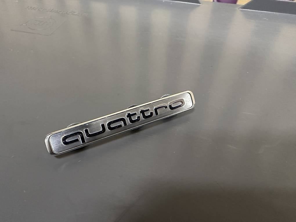 Tutti pezzi di ricambio auto: Quattro Emblem Original  – Usato da Schöftland venduto da Golf_R20