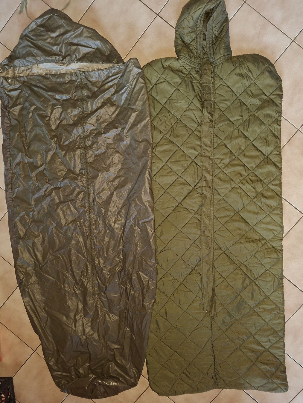 Sacchi a pelo: Schweizer Armee Militär Schlafsack mit Regenhülle – Usato da Schwanden Sigrisw venduto da len_9yqg