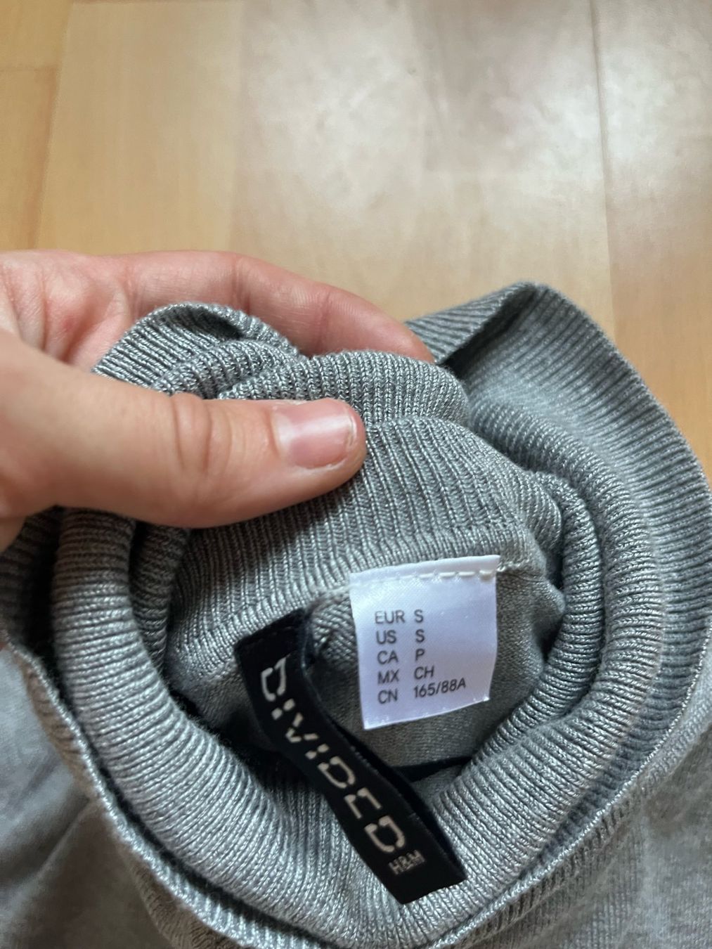 H&M Top: Grey short-sleeve knit top – Usato da Basel venduto da das_7wzs 1