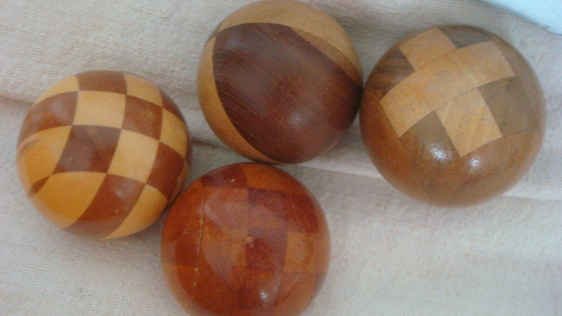 Alle Dekorationen: 4 alte Holz-Stopfkugeln 5,5-6 cm – Gebraucht aus Münchenstein von Pesci6
