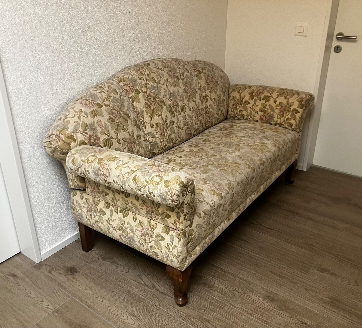 Divani: Vintage Sofa mit floralem Muster – Usato da Jona venduto da m.brun