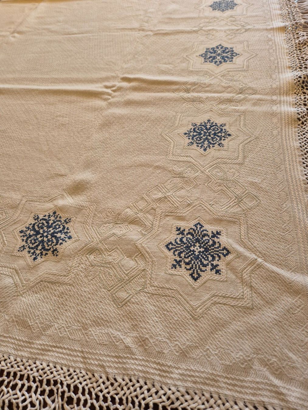 Altra biancheria da tavola: Handbestickte Tischdecke mit Fransen, Vintage – Usato da Bern venduto da aronari 2