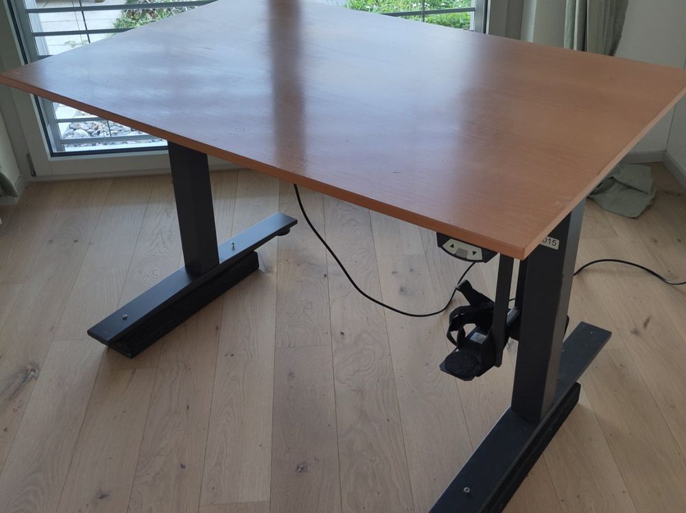 Scrivanie: Schreibtisch  Elektrisch Höhenverstellbar – Usato da Aarwangen venduto da Bbossi