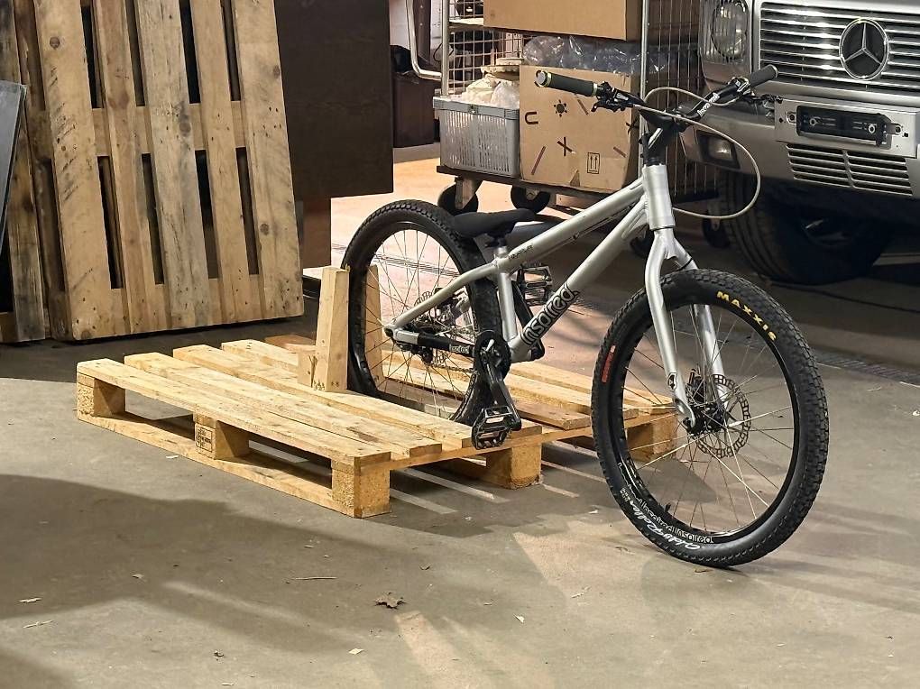 Hometrainer: Wheelie Trainer – Gebraucht aus Aeugstertal von Nemoclan