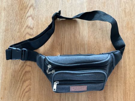 Fabrikneue Bauchtasche mit 4 Reissverschlüssen Grau