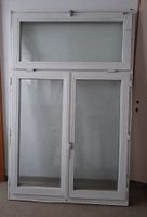 Altes Kunststoff Flügelfenster mit Oberlicht und Rahmen