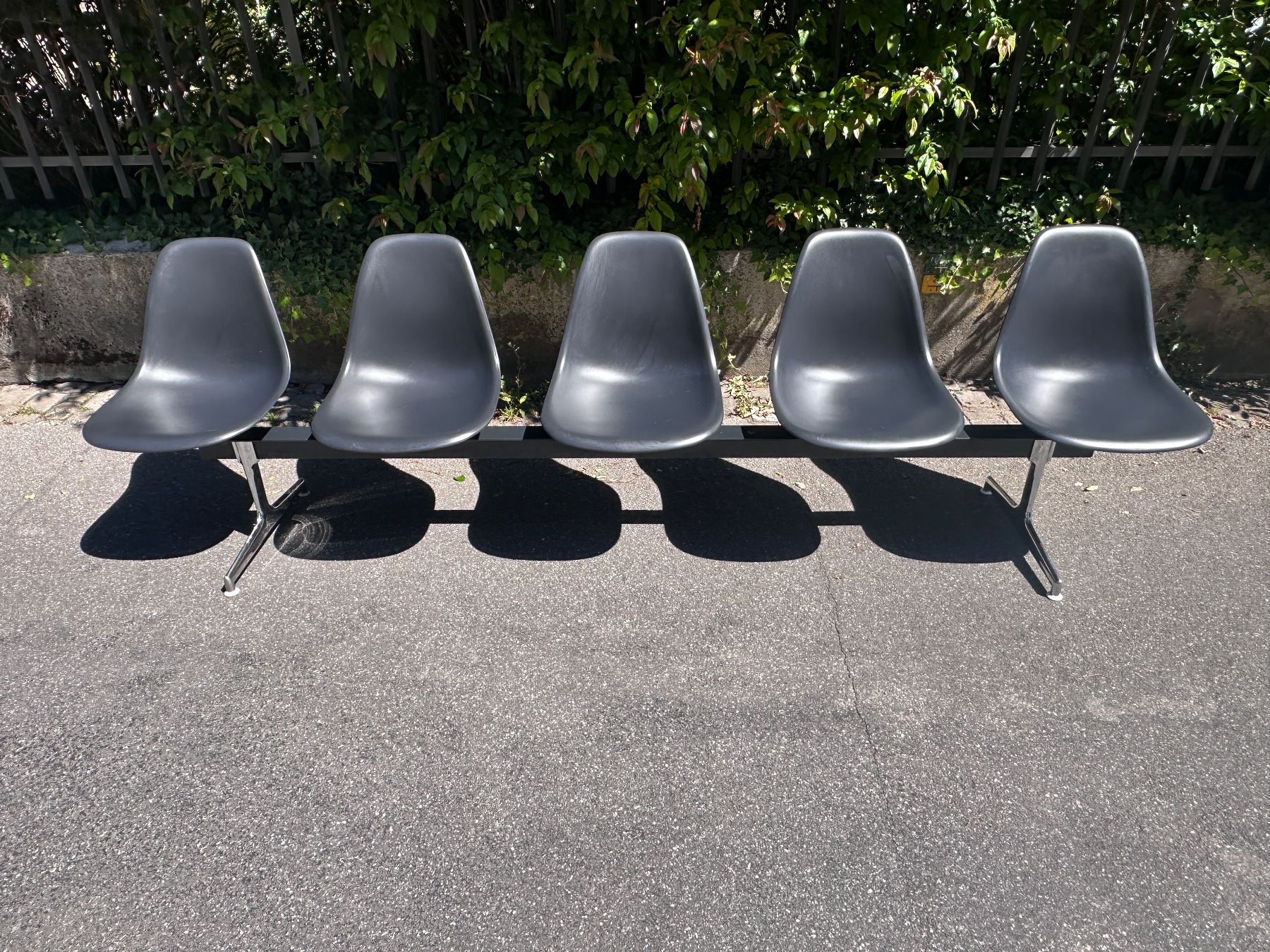Vitra Sedie: 5 Stühle Vitra Eames Plastic Sidechair auf Traverse, schwarz – Usato da Bern venduto da troom105 6
