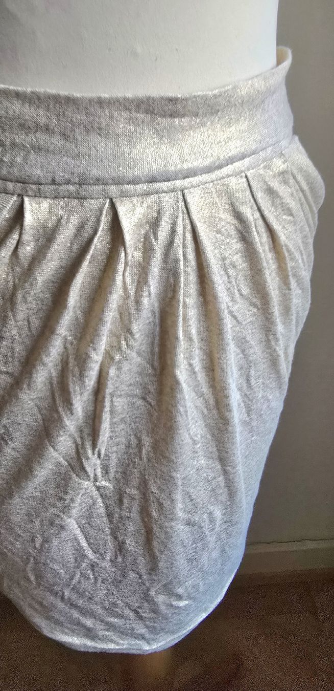 Zara Röcke: Jupe taille haute drapée et dorée brillante taille M – Gebraucht aus Genève von Saleena 1