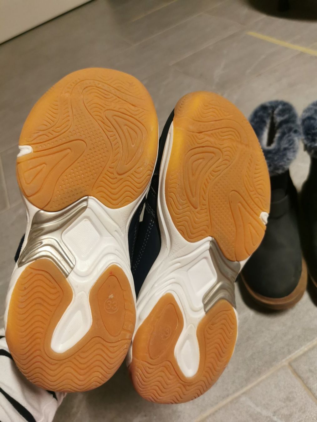 Nike Schuhe für Mädchen: 4 Paar Schuhe Gr. 33/34, teils neu – Gebraucht aus Konolfingen von torina85 3