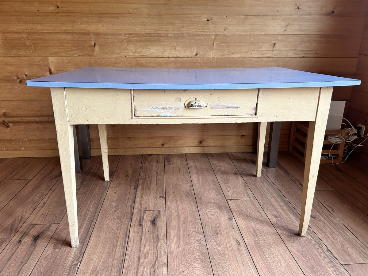 Tavoli: Antiker Tisch mit Schublade, Shabby Chic, Landhausstil – Usato da Matten(St.Stephan) venduto da Joeli0 1