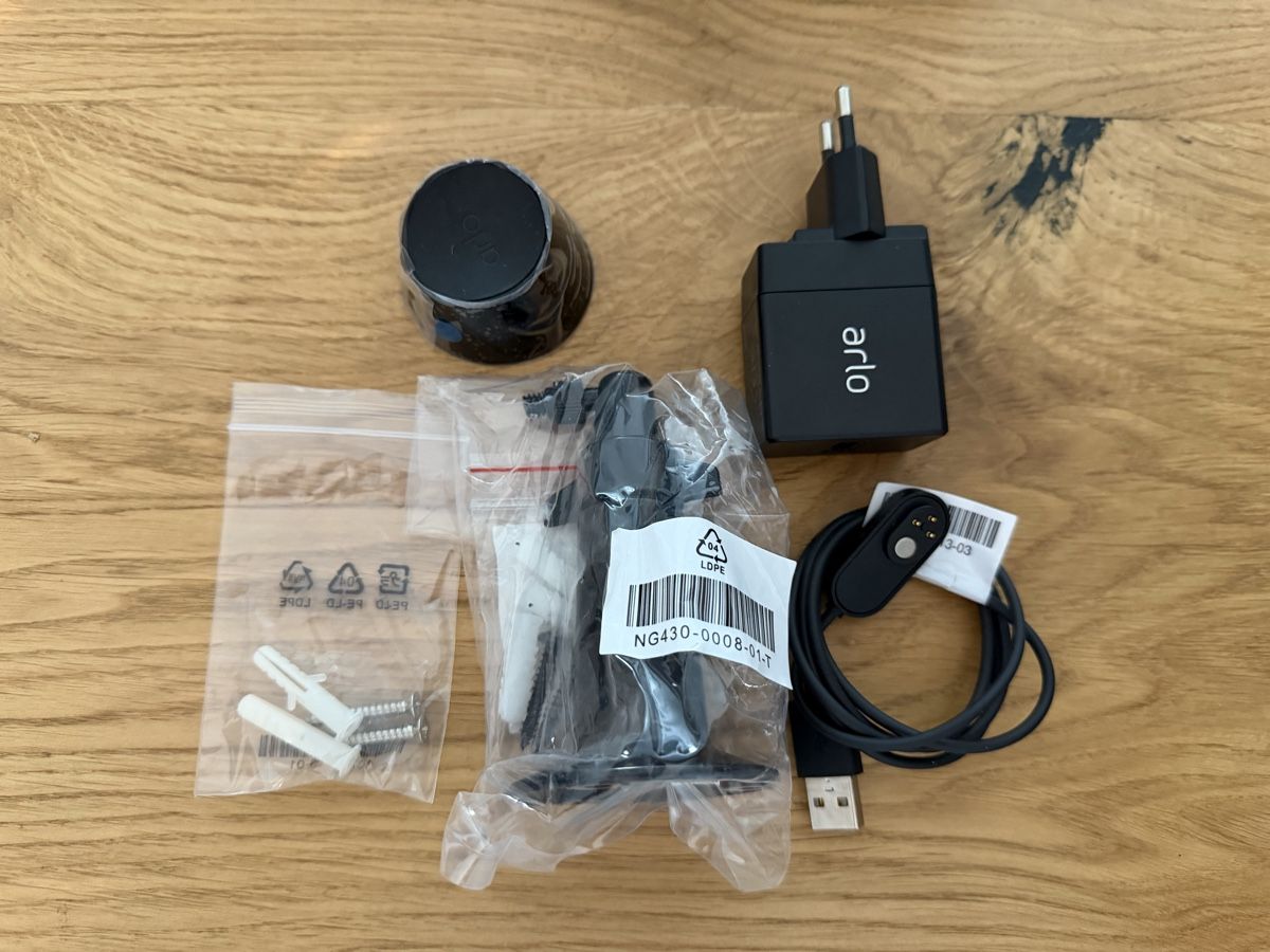 Arlo Videocamere: Arlo Ultra + panneaux solaires + extra – Usato da Riaz venduto da Mercierv 2