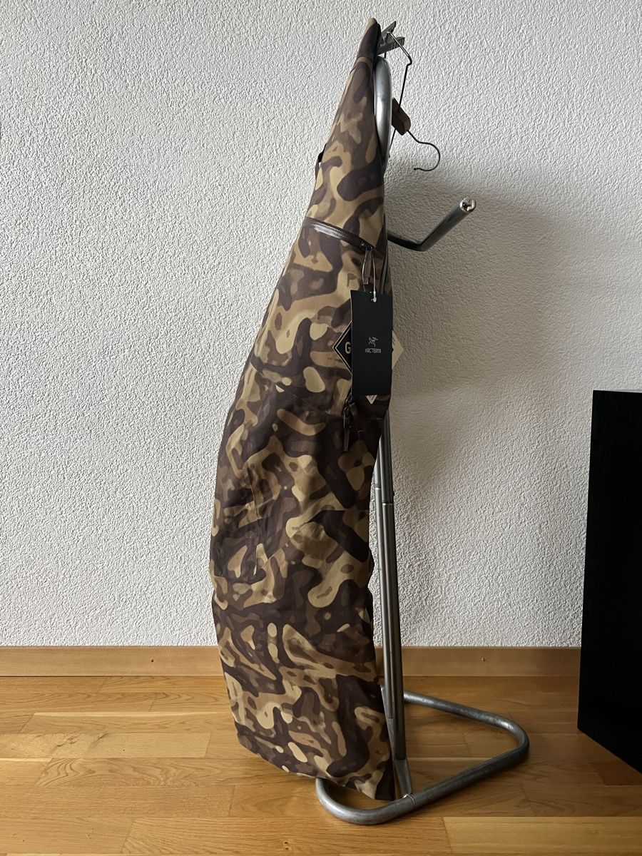 Arcteryx Pantaloni: NEW Arcteryx Sarbe print pants  – Nuovo e nell'imballaggio originale da Fribourg venduto da 7vo_pd22 2
