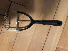 Kartoffelstampfer Edelstahl Griff Kunststoff guter Zustand