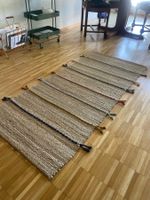 Natürlicher Jute-Teppich mit bunten Akzenten – Boho Stil