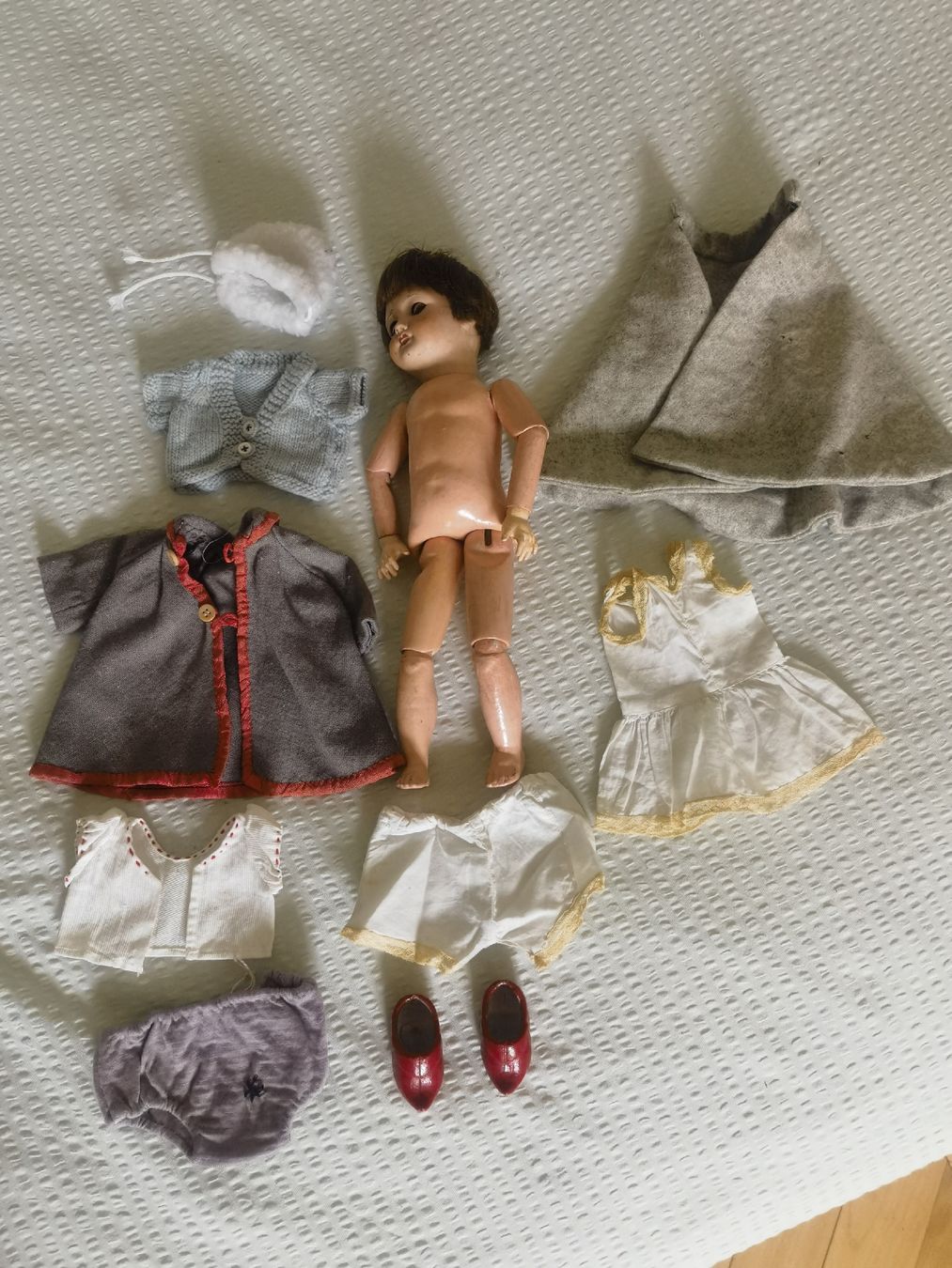 Bambole: Poupée Bleuette, 1945 + trousseau partiel  – Usato da Genève venduto da Carbini