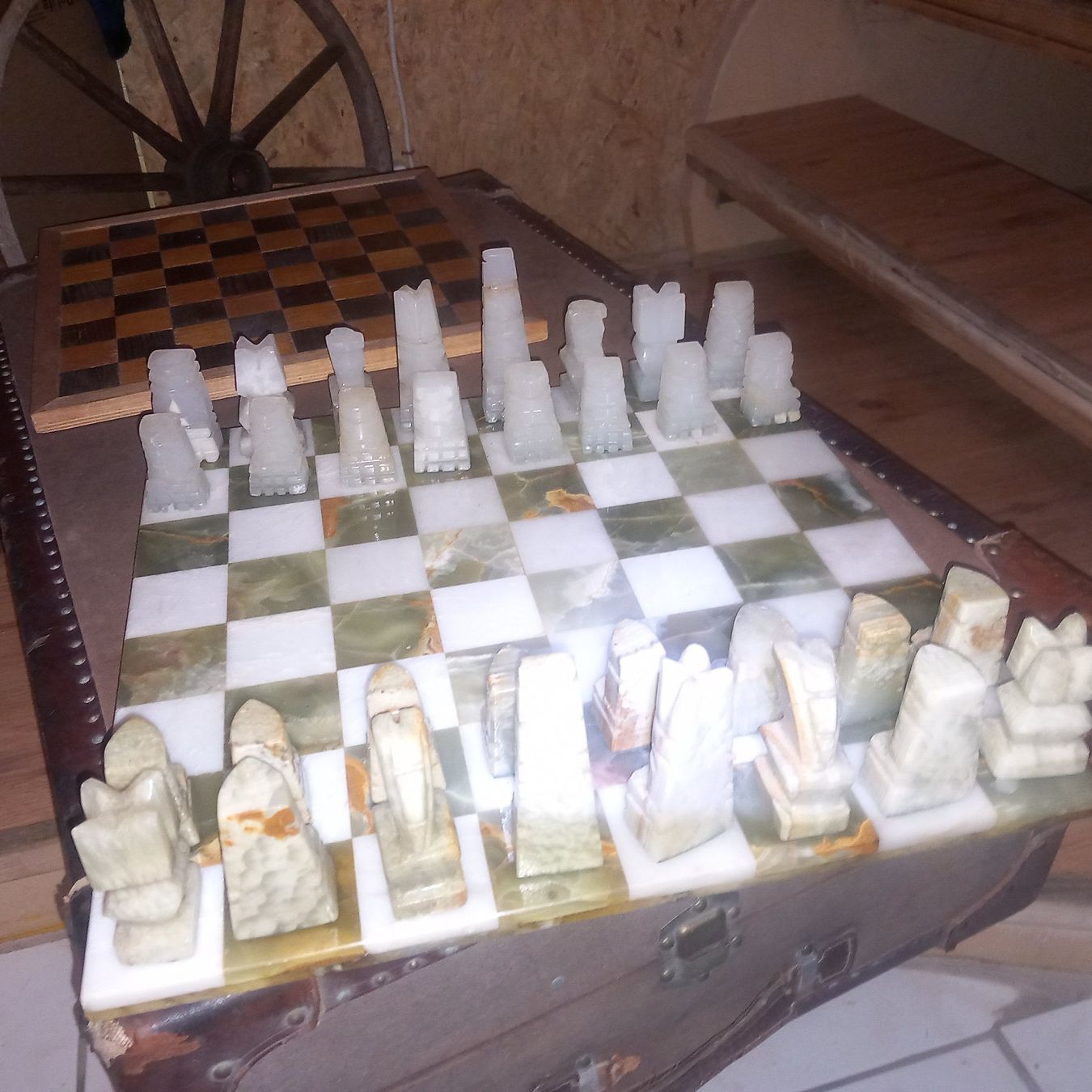 Statuette: SCHACHFIGUREN UND SCHACHBRETT – Usato da Ried-Brig venduto da ugukim