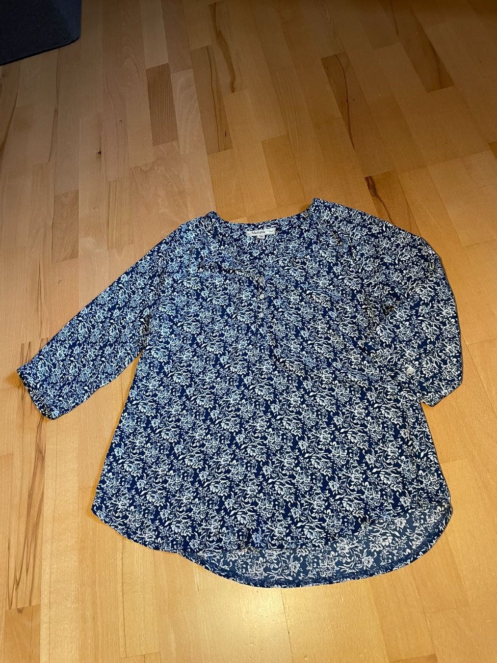 Camicette: Leichte Multiblu Damen Bluse, Grösse 38, Blau mit Blumen – Usato da Hubersdorf venduto da JanasHeartTreasures