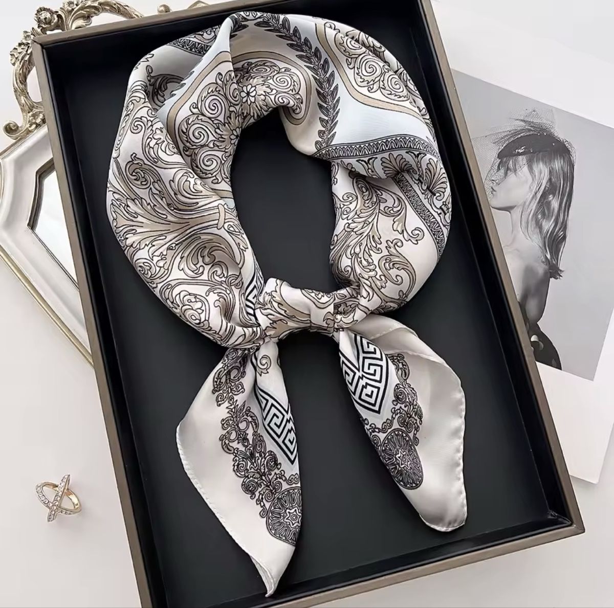 Foulard & Sciarpe: Foulard – Nuovo e nell'imballaggio originale da Châtel-St-Denis venduto da Montclair_Swiss 1