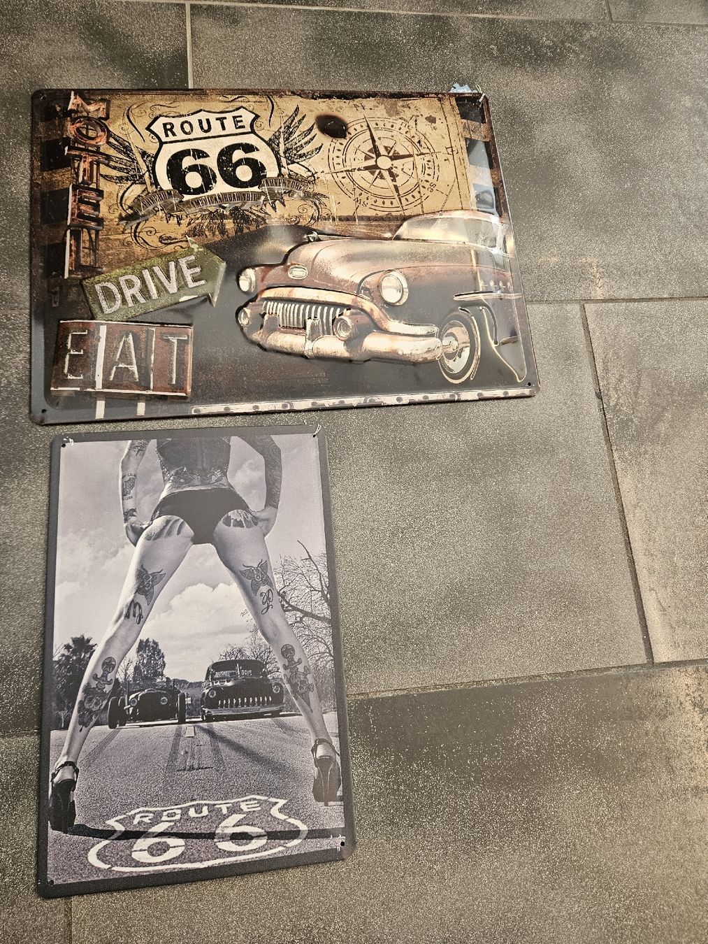 Insegne: 2x Route 66 Blechschilder Oldtimer Pin-up girl – Nuovo (secondo la descrizione) da Anwil venduto da tamoos