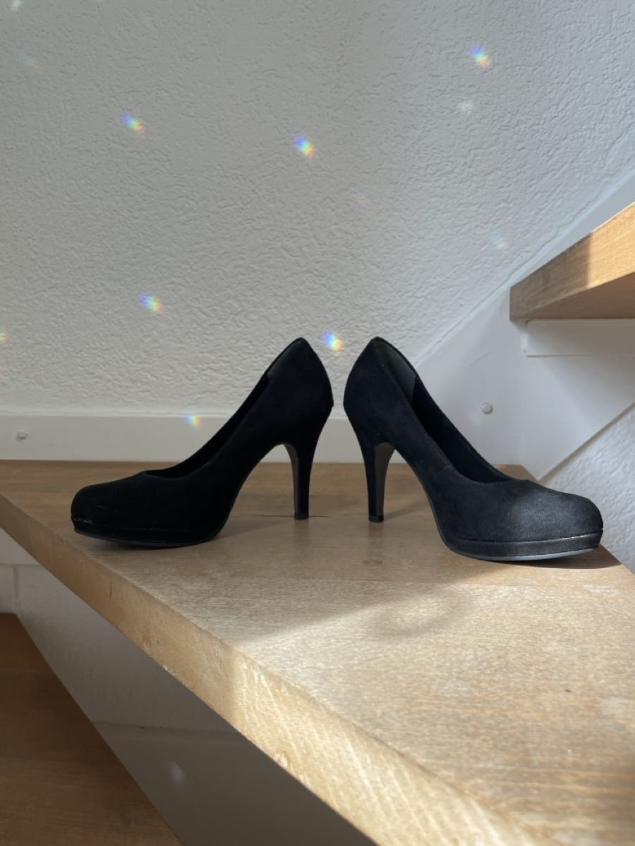 Tamaris Damenschuhe: Klassische Pumps in Schwarz, Gr. 36 – Neu (gemäss Beschreibung) aus Bern von 0ne 2