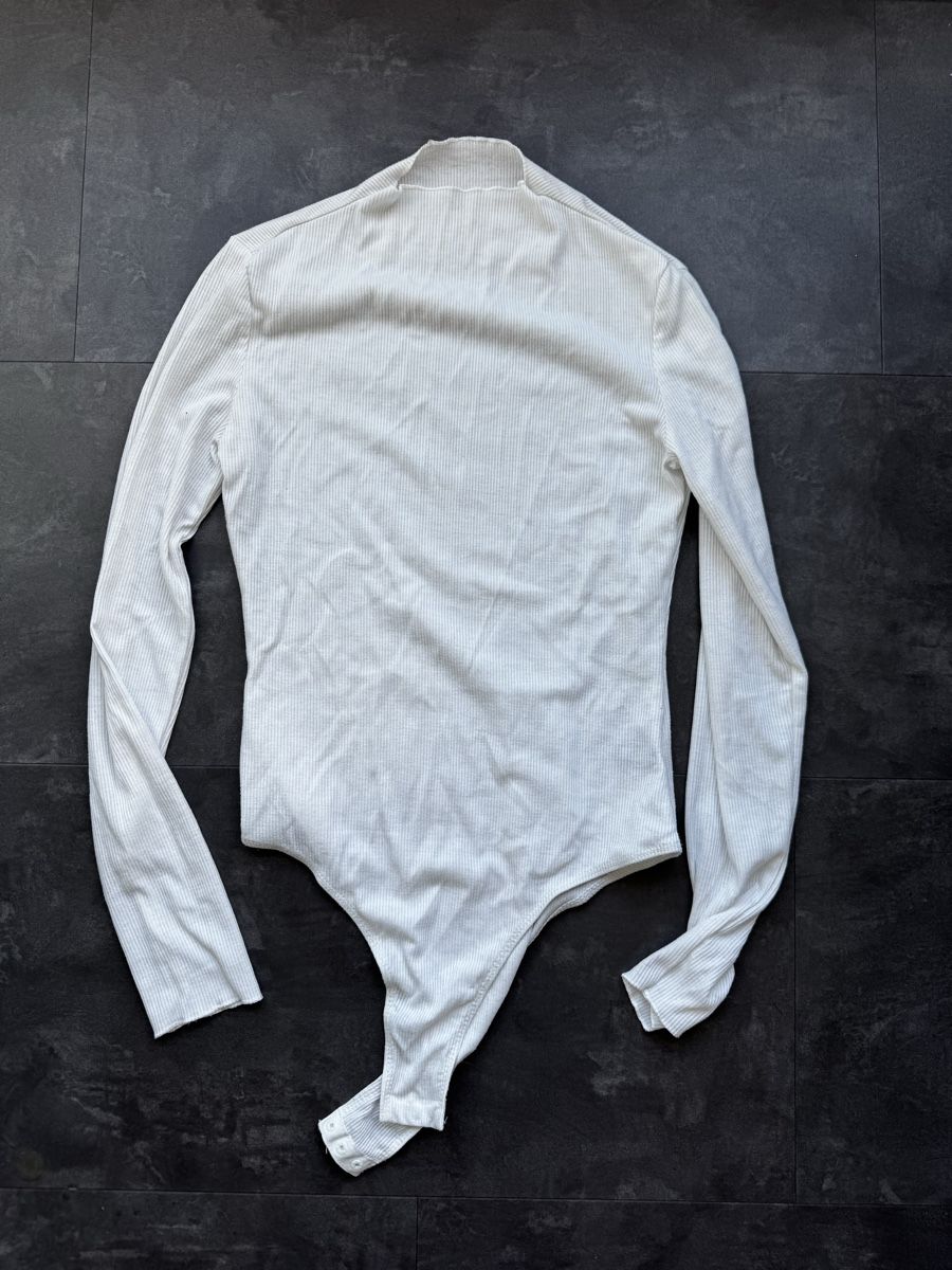 Top: White Ribbed Long Sleeve Bodysuit – Usato da Zürich venduto da forestF4iry