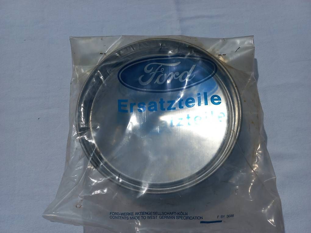 Tutti pezzi di ricambio auto: Ford Taunus Radkappe – Usato da Frauenkappelen venduto da Chruetzhubel 2