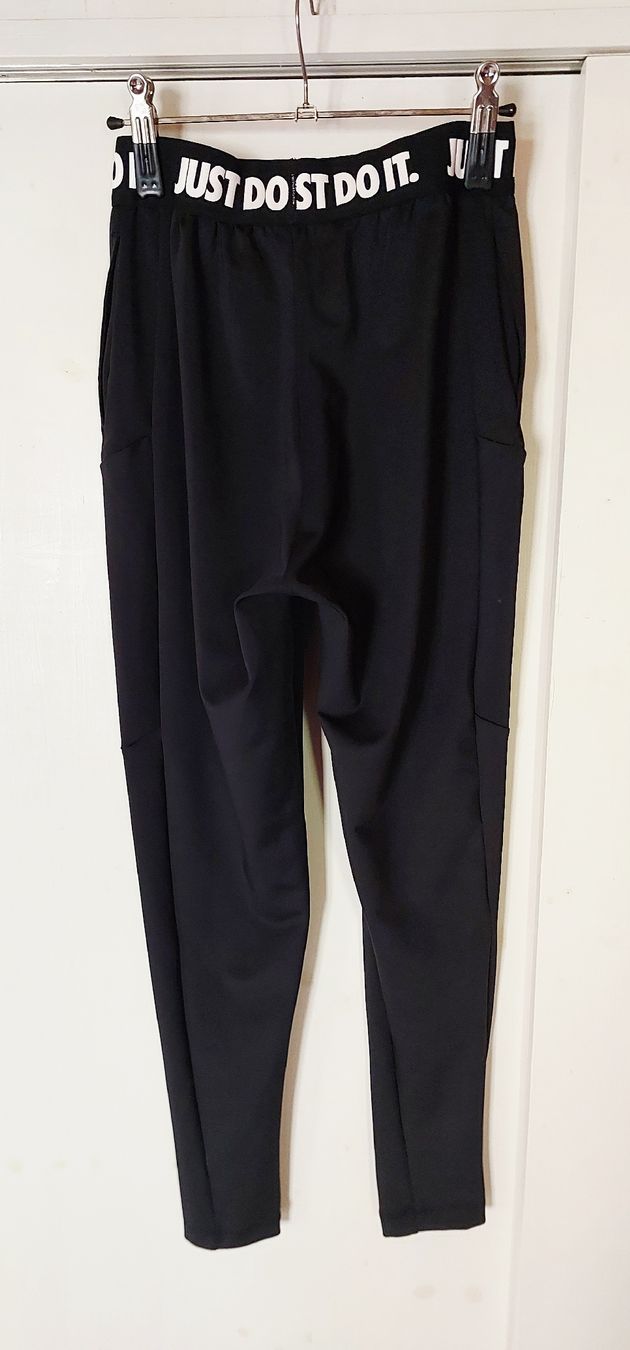 Nike Pantaloni: NIKE Sporthose – Usato da Brunnen venduto da CHOUCHOU. 1